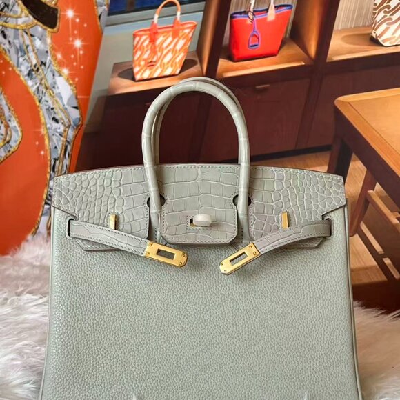 Handbags - Classic Hermes Bag: A Stylish and Versatile Choice for Elegance